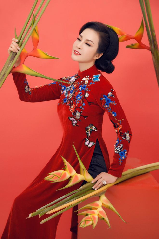 Hoa hậu Đỗ Mỹ Linh và MC Thanh Mai “người chín người mười” khi cùng diện một thiết kế áo dài đón Xuân - Ảnh 1.