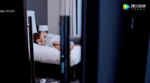 Đầu năm mới, Cổ Lực Na Trát đã chiêu đãi fan cảnh giường chiếu bỏng mắt! - Ảnh 2. Đầu năm mới, Cổ Lực Na Trát đã chiêu đãi fan cảnh giường chiếu bỏng mắt! - Ảnh 2.