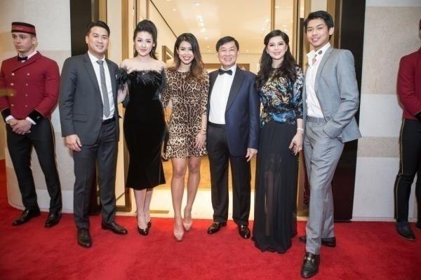 Tú Anh công khai xuất hiện cùng gia đình Phillip Nguyễn giữa tin đồn hẹn hò - Ảnh 1. Tú Anh công khai xuất hiện cùng gia đình Phillip Nguyễn giữa tin đồn hẹn hò - Ảnh 1.