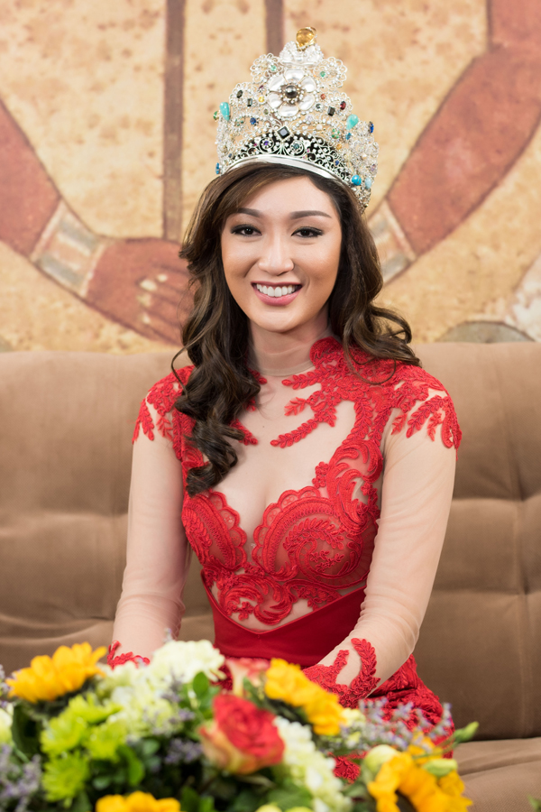 Hoa hậu Trái đất có nhan sắc gây tranh cãi sang Việt Nam dự sự kiện