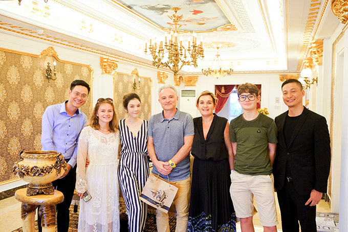 Nhân chuyến đi nghỉ dưỡng cùng gia đình mới đây, nhà sản xuất phim người Pháp Marc Missonnier đã đến Việt Nam thăm Lý Nhã Kỳ. 