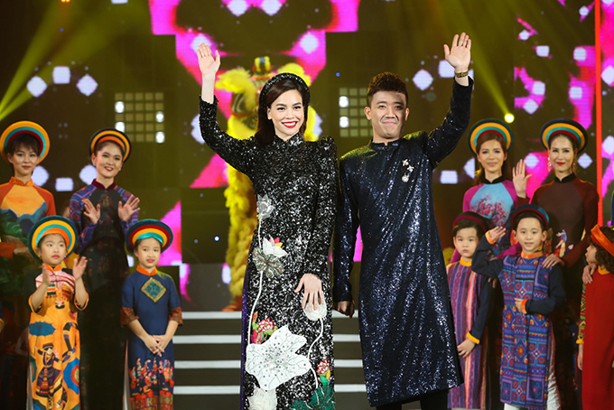 Trong cuốn thứ 11 của chương trình Gala nhạc Việt, Hồ Ngọc Hà tiếp tục sóng đôi Trấn Thành dẫn chương trình. Họ đã có hơn 5 năm đồng hành cùng nhau trong vai trò này. 