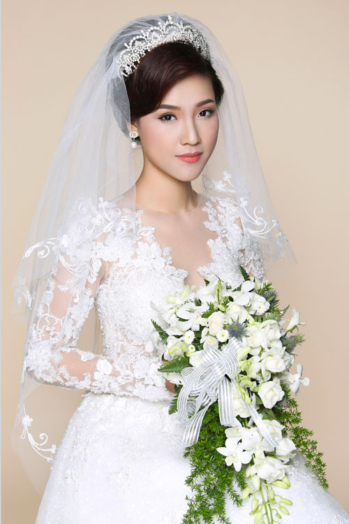 Dù trước mỗi mùa cưới, các chuyên gia lại giới thiệu những kiểu make up ngày cưới khác nhau dựa trên xu hướng trang điểm chung của thế giới, theo chuyên gia trang điểm Hồ Khanh, cô dâu Việt vẫn chuộng kiểu làm đẹp tôn nét truyền thống Á đông.
