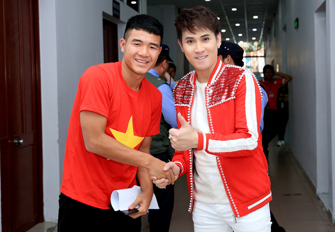 Nguyên Vũ là khách mời biểu diễn tại buổi giao lưu giữa đội tuyển U23 Việt Nam và người hâm mộ TP HCM. Trong hậu trường, anh có dịp chào hỏi, bắt tay với các cầu thủ nổi tiếng. Tiền đạo Hà Đức Chinh ngoài đời rất thân thiện, hài hước.