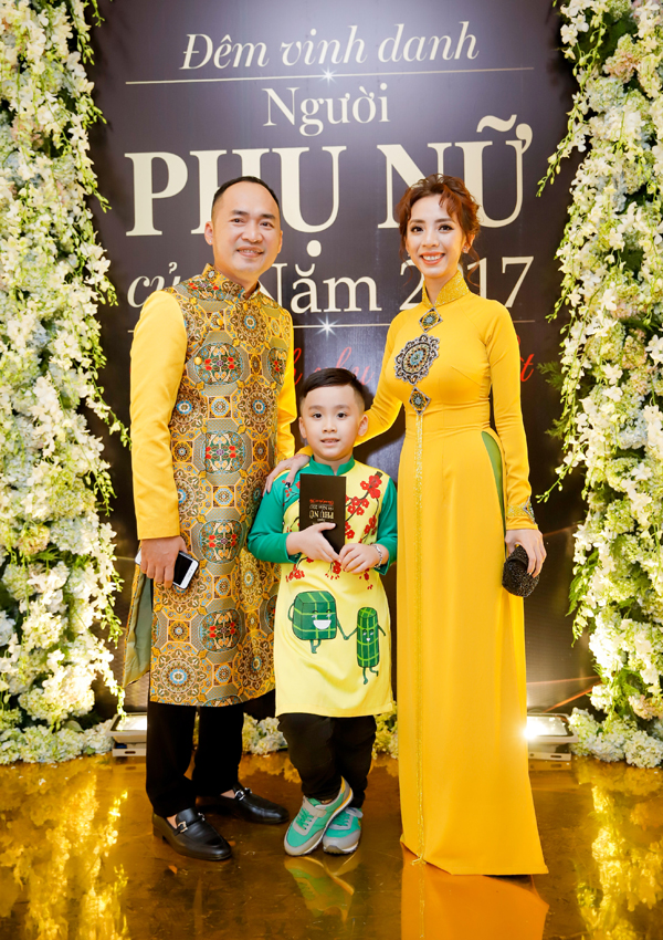 Bé Andy - con trai của Thu Trang và Tiến Luật hiếm khi xuất hiện trước công chúng. Cậu bé mặc áo dài Tết đi xem mẹ nhận giải Nữ danh hài của năm 2017.