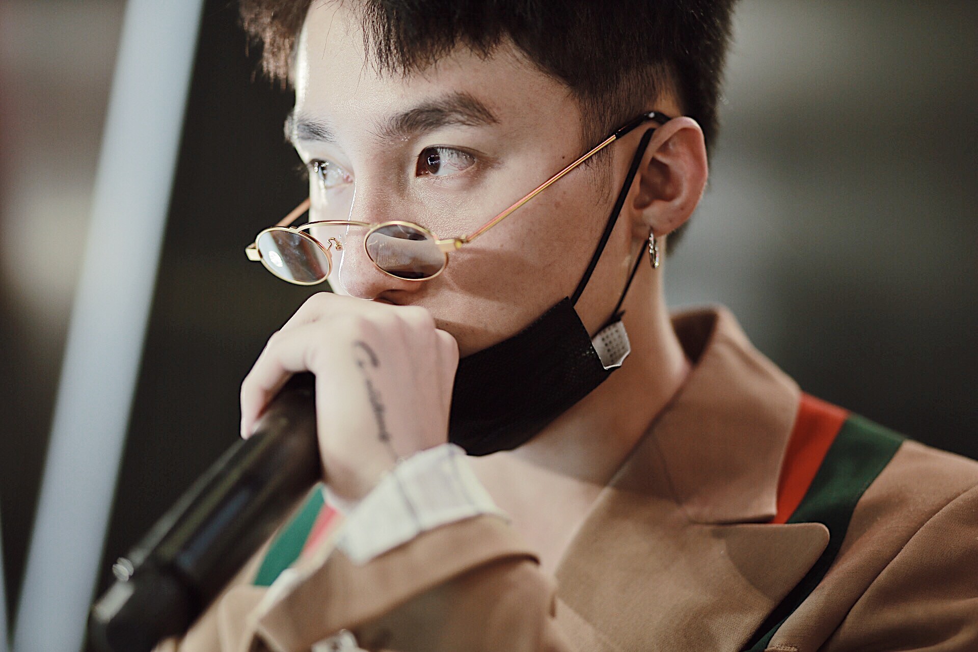 Kính mắt giờ phải bé tin hin mới là đúng mốt và nhiều fashion icon Việt đang tẩy chay hết kính bự để diện thứ kính tí hon này - Ảnh 1. Kính mắt giờ phải bé tin hin mới là đúng mốt và nhiều fashion icon Việt đang tẩy chay hết kính bự để diện thứ kính tí hon này - Ảnh 1.