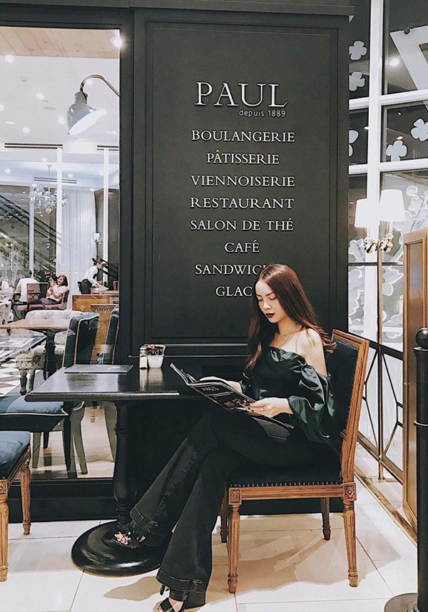Quần jean ống loe theo phong cách cổ điển là một trong những món đồ thường được Yến Trang yêu thích. Bên cạnh các mẫu váy in họa tiết, khai thác vẻ điệu đà, ca sĩ luôn mang tới sự mới mẻ về phong cách street style với cách phối đồ linh hoạt. 