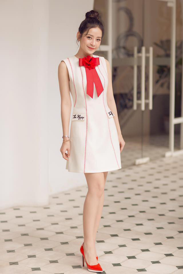 Mẫu váy liền thân trang trí nơ bướm đỏ rực nằm trong bộ sưu tập xuân hè 2018 của Lê Thanh Hòa được nhiều sao Việt yêu thích. Hot girl Chi Pu cũng chọn trang phục này để giúp mình trẻ trung hơn khi đi sự kiện.