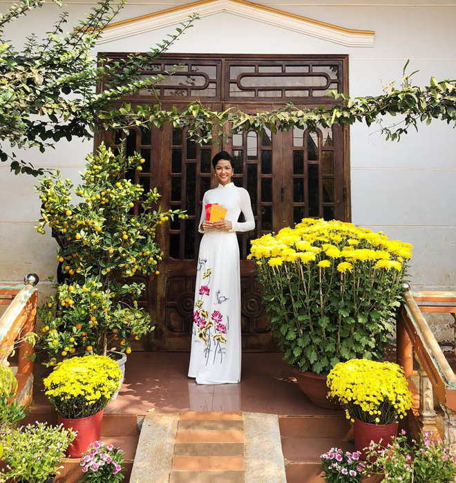 Sao Việt xúng xính váy áo đi chúc Tết, tụ tập vui chơi cùng họ hàng trong sáng mùng 1 - Ảnh 1. Sao Việt xúng xính váy áo đi chúc Tết, tụ tập vui chơi cùng họ hàng trong sáng mùng 1 - Ảnh 1.