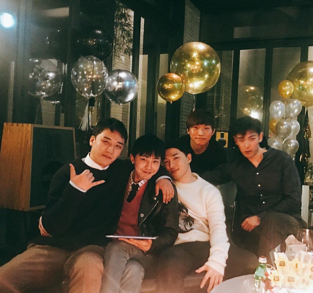 Phát khóc trước bức ảnh hiếm hoi: 5 thành viên Big Bang tụ họp như một gia đình trước ngày G-Dragon nhập ngũ - Ảnh 1.