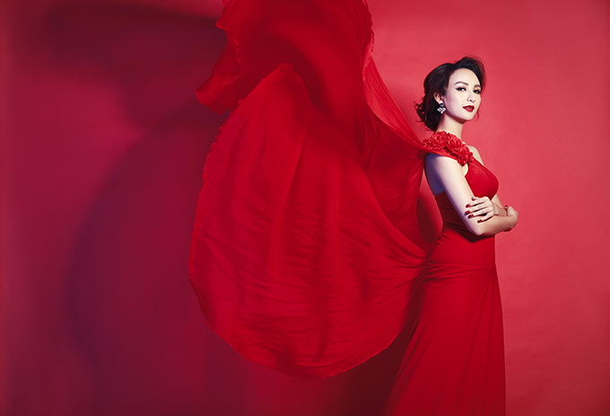 Ngọc Diễm hoá nàng xuân yêu kiều trong các mẫu váy dạ hội thiết kế trên chất liệu đỏ tươi của Minh Tú.
