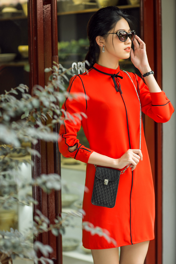 Ở bộ sưu tập xuân 2018, Thanh Trúc Trương dành tặng phái nữ các mẫu đầm thanh lịch dễ dàng sử dụng ở nhiều bối cảnh khác nhau, tiện lợi cho việc mix đồ dạo phố hay đến văn phòng.