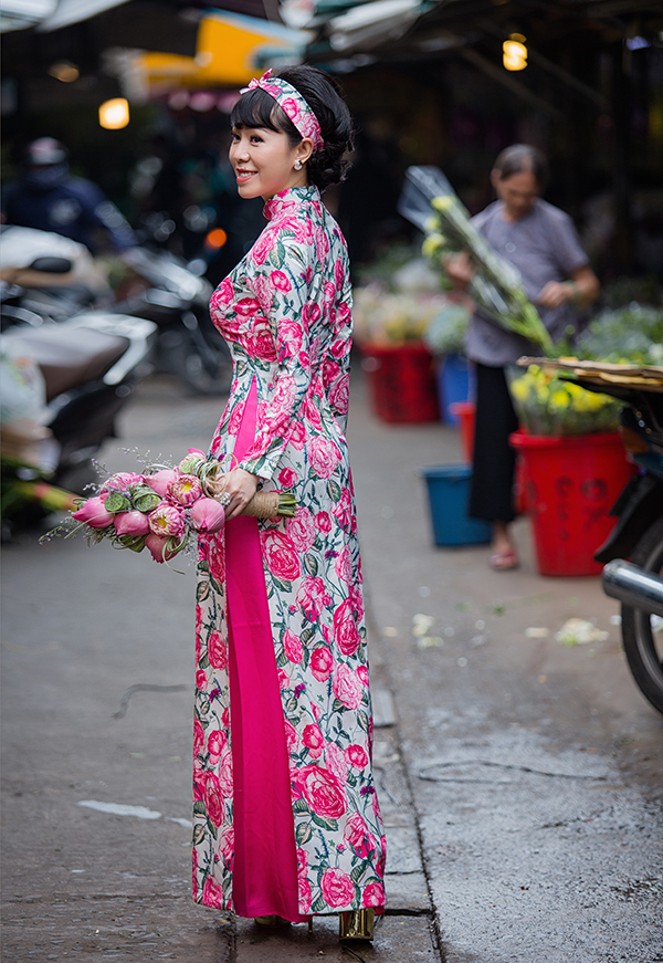Vào dịp Tết năm ngoái, áo dài cách tân trở thành hot trend bởi sự ưa chuộng của phái đẹp ở cả hai miền Nam - Bắc. Nhưng bước vào mùa xuân 2018, các kiểu áo dài cổ điển, áo dài với phần cổ kín đáo và kiểu dáng rất mực truyền thống lại lên ngôi.