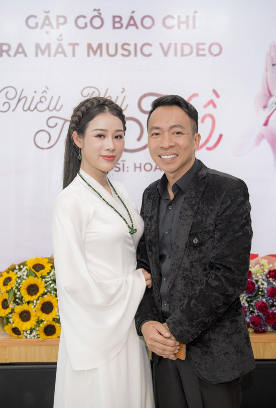 Chiều qua (27/2), ca sĩ Hoa Trần có buổi giới thiệu MV Chiều phủ Tây Hồ tại Hà Nội. Trong ngày vợ ra mắt sản phẩm mới, NSƯT Việt Hoàn có mặt từ sớm để ủng hộ tinh thần cho cô. Từ khi bà xã quyết định theo đuổi con đường ca hát chuyên nghiệp, Việt Hoàn luôn động viên và có những lời tư vấn trong việc lựa chọn hướng đi phù hợp. 