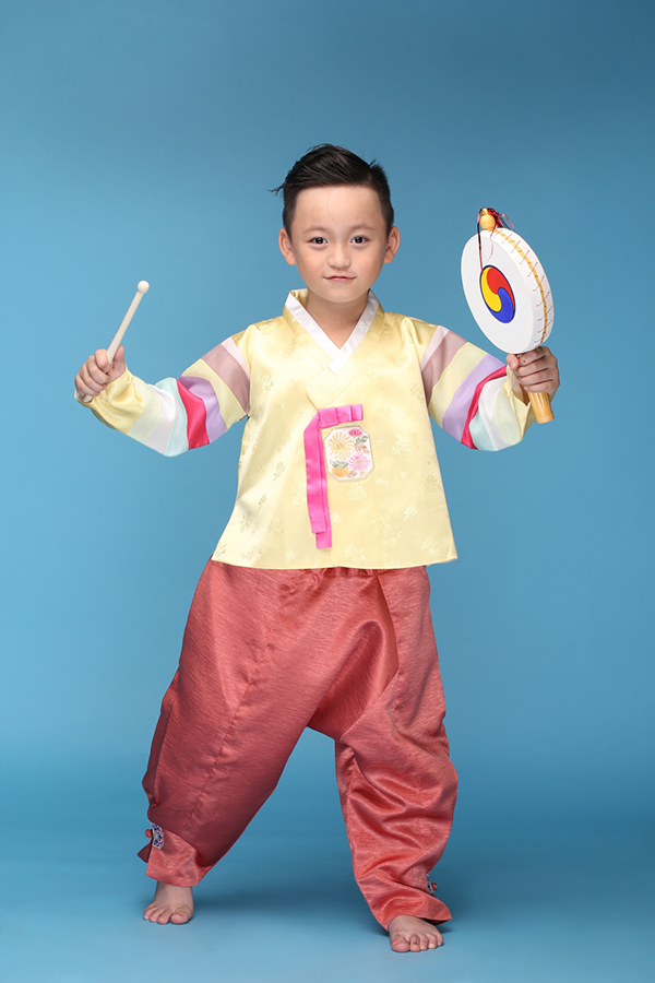 Đạo diễn Nguyễn Hưng Phúc chia sẻ: Bộ ảnh được lấy ý tưởng từ tinh thần giao lưu văn hóa đúng với tinh thần mà tuần lễ thời trang trẻ em châu Á muốn hướng đến. Ngoài thời trang có tính ứng dụng, việc trình diễn áo dài và kimono hứa hẹn sẽ mang đến cơ hội để các em nhỏ yêu thích thời trang được học hỏi nhiều điều mới mẻ từ văn hóa các nước bạn. Lê Phú Trọng đáng yêu trong trang phục Hàn Quốc.