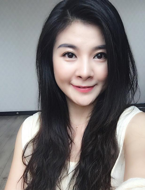 Gương mặt sắc sảo cùng nét diễn tự nhiên khiến Kim Oanh được nhiều đạo diễn chọn mặt gửi vàng vào các vai đanh đá, ghê gớm từ khi còn rất trẻ. Cô được nhiều người biết đến với các vai phản diện như Mây của Sóng ở đáy sông, Tuyết của Những ngọn nến trong đêm, Ló của Ma làng... Thường xuyên đóng vai phản diện khiến Kim Oanh nhiều lần gặp tình huống dở khóc dở cười ở ngoài đời vì mọi người ghét nhân vật nên ghét lây sang cả diễn viên. Các bạn đóng vai chính diện thì ra đường được gọi là cô, là chị, là em, còn mình thì toàn bị gọi là con, nữ diễn viên nói. Hiện tại Kim Oanh công tác ở ban Văn nghệ - Đài truyền hình Việt Nam.