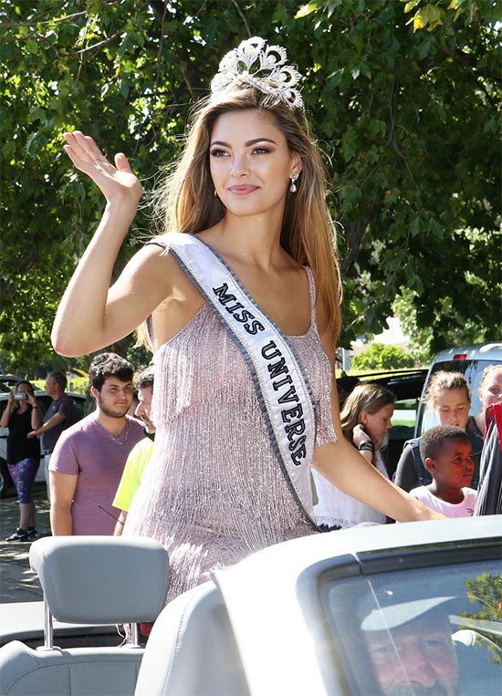 Mỹ nhân vừa được chuyên trang sắc đẹp Missosology trao danh hiệu Timeless Beauty 2017 là Hoa hậu Hoàn vũ Demi-Leigh Nel-Peters. Người đẹp Nam Phi đăng quang Miss Universe 2017 vào tháng 11 năm ngoái. Demi sở hữu vẻ đẹp tự nhiên cuốn hút và phong cách năng động.