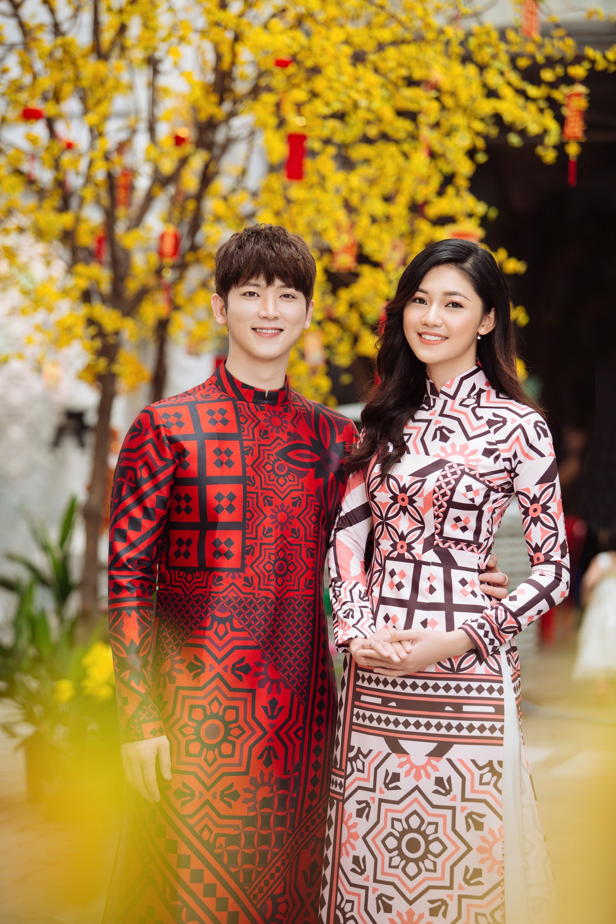 Á hậu Thanh Tú diện áo dài trẻ trung, rạng rỡ sánh đôi bên ca sĩ Hàn Quốc Shin Hyun Woo - Ảnh 1.