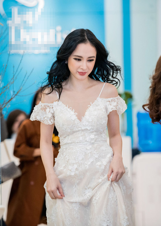 Angela Phương Trinh diện váy hở trọn vai trần khi xuất hiện tại một sự kiện ở Hà Nội. Nữ diễn viên cho biết, cô bay ra thủ đô tham gia chương trình rồi vội vã trở về TP HCM ngay trong đêm. 