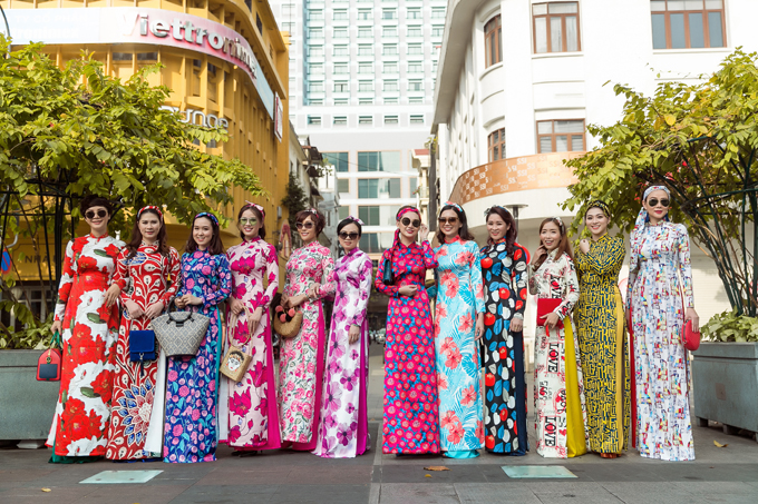 Diện áo dài hợp mốt mùa mới để chụp ảnh trên phối xuân đã trở thành thói quen của nhiều bạn gái Sài Gòn.