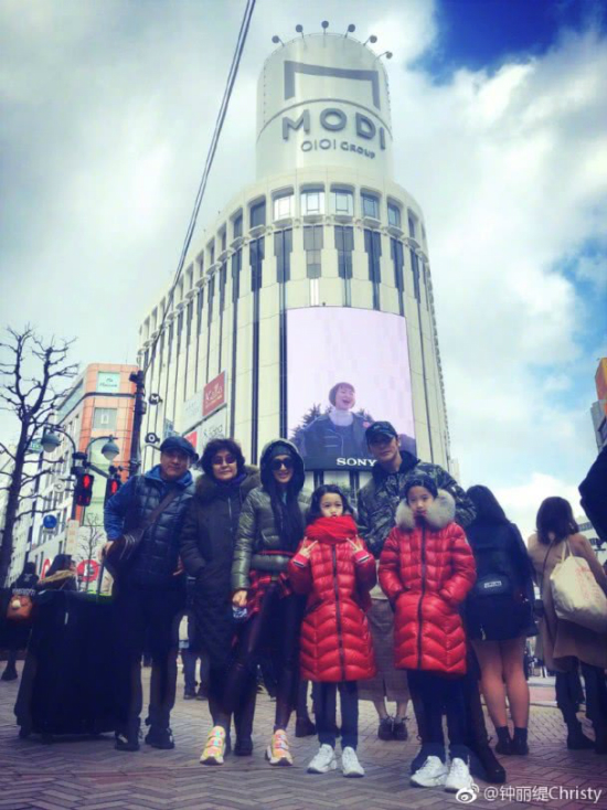 Bom sex gốc Việt muốn sớm sinh con cho chồng trẻ 