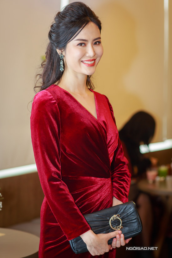 Hoa hậu Thu Thủy tay xách nách mang khi đi event 