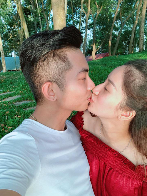 Vợ chồng Khánh Thi - Phan Hiển dành cho nhau nụ hôn ngọt ngào trên hành trình du xuân.