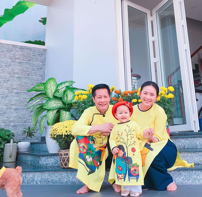 Gia đình ba thành viên của Phan Như Thảo diện đồng phục áo dài vàng đi du xuân. Bà mẹ một con chia sẻ: Một năm sum vầy đầm ấm. Gia đình là tất cả.