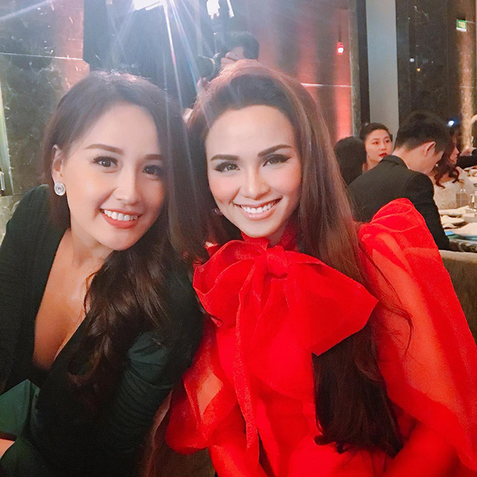 Gặp lại đàn chị Mai Phương Thuý trong một sự kiện, Diễm Hương tâm sự: Hôm qua chị em tương phùng , thân cứ như chị em ruột ấy.