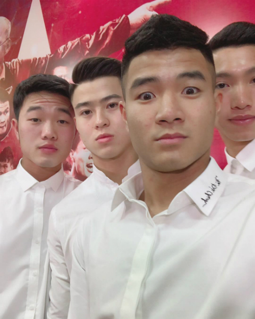 Các cầu thủ U23 Việt Nam tạo dáng thanh niên nghiêm túc trong buổi giao lưu cuối cùng trước khi quay trở lại câu lạc bộ.