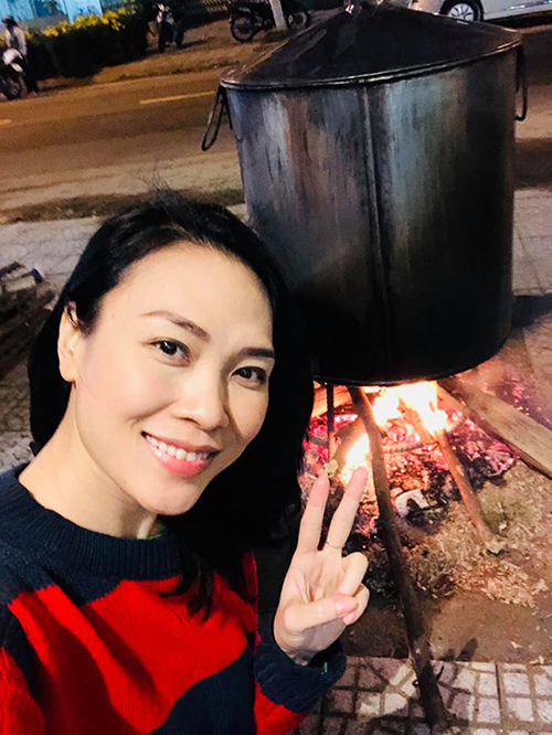 Mỹ Tâm khoe ảnh thức đêm canh nồi bánh chưng khi về nhà ăn Tết.