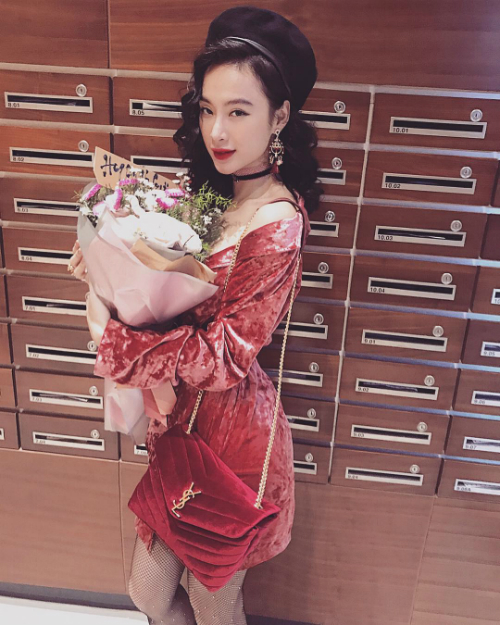 Angela Phương Trinh khoe bó hoa được tặng ngày Valentine. Cô chia sẻ: Mẹ bảo, có hai thứ mà đời người không được bỏ lỡ. Một là chuyến tàu cuối cùng về nhà, hai là người thật lòng yêu thương ta.