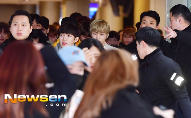 SHINee và Wanna One đụng độ tại sân bay: Center quốc dân có đọ được với độ sang chảnh của Key và Taemin? - Ảnh 1. SHINee và Wanna One đụng độ tại sân bay: Center quốc dân có đọ được với độ sang chảnh của Key và Taemin? - Ảnh 1.