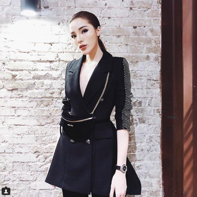 Cùng mê túi hiệu giá 20 triệu đồng, Kỳ Duyên và Huyền My - ai diện "chất" hơn? - Ảnh 1.