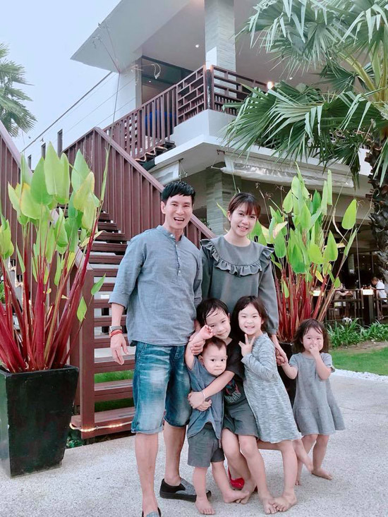 Trên trang cá nhân, Minh Hà chia sẻ những hình ảnh vui vẻ của vợ chồng cô và 4 con tại một resort sang trọng ở Phuket. Gia đình giọng ca Trọn đợi bên em có sở thích mặc trang phục ton sur ton mỗi lần đi du lịch. 
