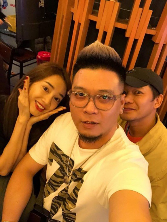 Soi: Nhã Phương không đeo nhẫn sau màn cầu hôn bất ngờ của Trường Giang? - Ảnh 1.