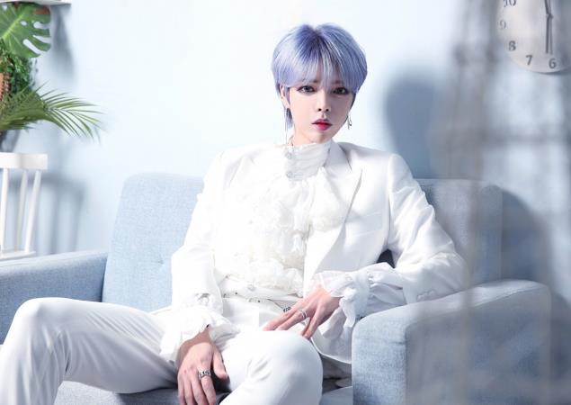 Thành viên boygroup từng gây sốc vì trông như con gái tung ảnh nhá hàng album đầu tay - Ảnh 1.