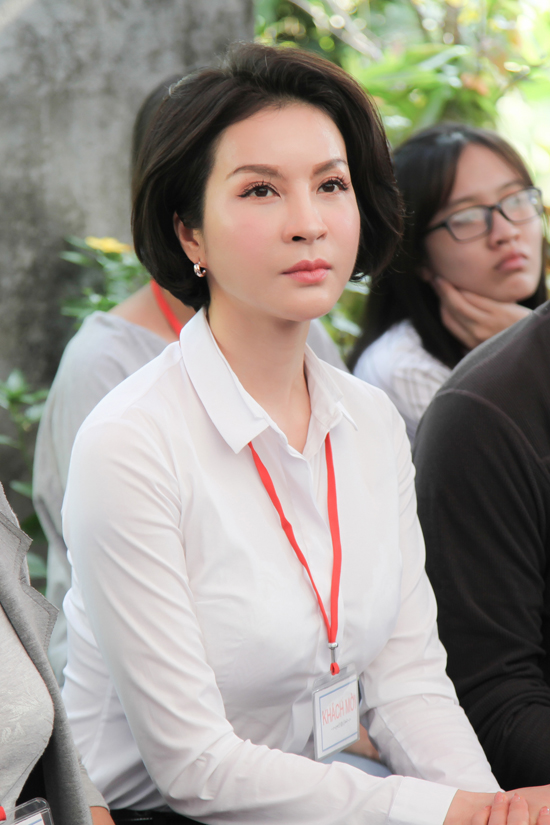 MC Thanh Mai trao 700 suất quà Tết cho dân nghèo ở Đồng Nai 