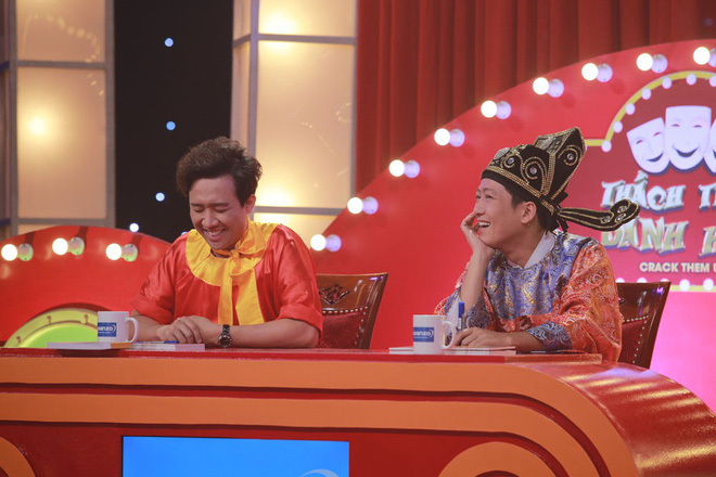 Thách thức danh hài: 2 cô gái rao bánh pía phong cách mẹ thiên hạ khiến Trấn Thành không thể nhịn cười - Ảnh 2.