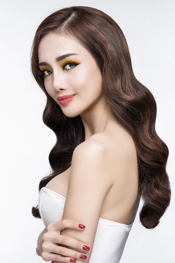 Kiểu trang điểm đầu tiên sử dụng phấn mắt vàng, tạo cảm giác đôi mắt màu nắng quyến rũ.