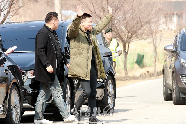 Daesung đã cạo đầu, chính thức nhập ngũ cùng G-Dragon và các thành viên Big Bang vào hôm nay - Ảnh 1. Daesung đã cạo đầu, chính thức nhập ngũ cùng G-Dragon và các thành viên Big Bang vào hôm nay - Ảnh 1.