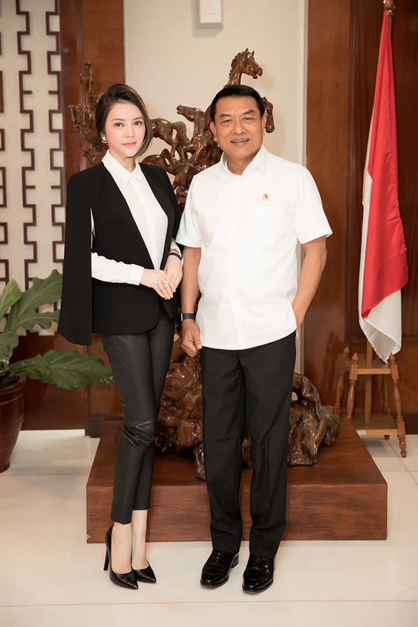 Theo lời mời của ngài Moeldoko - Chánh Văn phòng Phủ Tổng thống Indonesia - nữ doanh nhân Lý Nhã Kỳ đã có buổi làm việc tại toà nhà Bina Graha, thuộc phủ Tổng thống