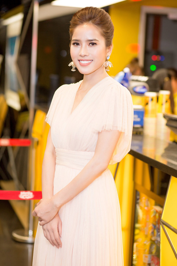 Diễn viên Bella Mai rạng rỡ dự buổi ra mắt phim Nếu còn có ngày mai mà cô đóng vai chính. Người đẹp tiết lộ nhân vật của cô tên Duyên, có số phận éo le, vừa đáng thương vừa đáng giận. 