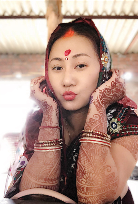 Ngọc Xuân sinh năm 1980, tốt nghiệp trường Múa TP HCM. Trước kia cô thường múa phụ họa cho các ca sĩ Nguyễn Phi Hùng, Lam Trường, Nguyên Vũ, Quang Hà, Châu Gia Kiệt... Sau đó, cô tham gia đóng phim truyền hình với hàng chục bộ như Trúng số, Hoán nhân tâm, Tiếng tơ đồng, Nắng ở trên đầu, Cha yêu, Dưới cờ đại nghĩa... Gần đây, Ngọc Xuân hầu như không còn tham gia phim ảnh mà chủ yếu đi dạy nhảy zumba và yoga.