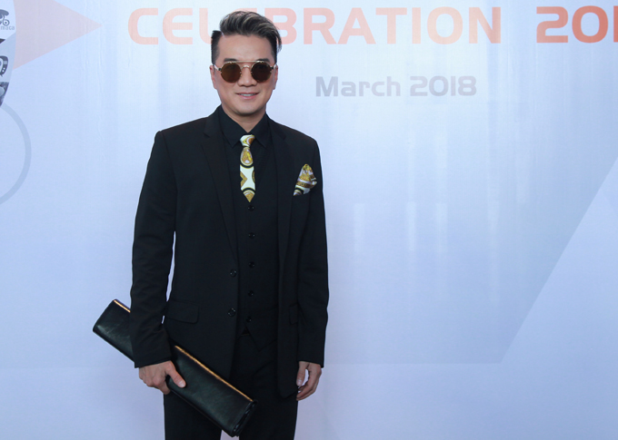 Mr Đàm dự lễ công bố 63 kênh giải trí đoạt nút vàng, nút bạc do đại diện Youtube tại Việt Nam tổ chức.