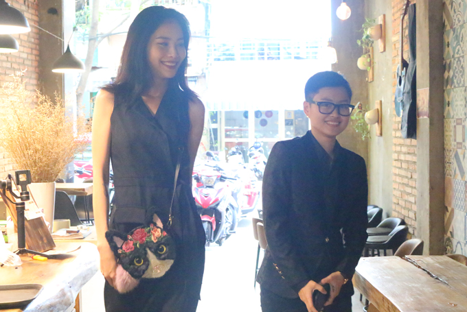 Nam Anh và người yêu đồng tính Bảo Thy mặc ton-sur-ton đi sự kiện. Cặp đôi luôn quấn quýt như sam sau lần xảy ra mâu thuẫn, suýt chia tay hồi năm ngoái.