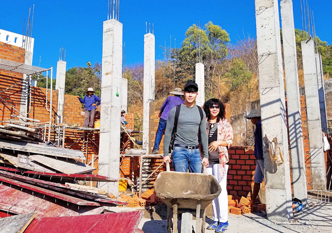 Nathan Lee và mẹ trực tiếp giám sát việc xây dựng biệt thự mới tại Vũng Tàu.