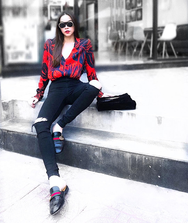 Sơ mi đỏ rực chấm phá thêm những chiếc lá to bản được Hồ Ngọc Hà kết hợp cùng quần jean rách tông đen, các mẫu phụ kiện hợp mốt cũng là thứ không thể thiếu của nữ ca sĩ mỗi khi xuống phố.