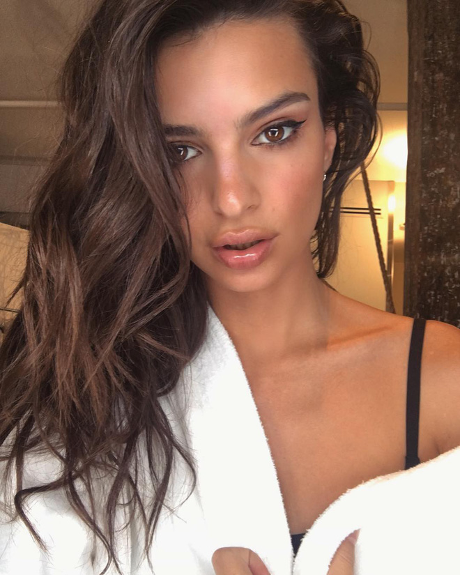 Emily Ratajkowski: mỹ nh&#226;n ngực khủng nghiện thời trang b&#236;nh d&#226;n, trong đ&#225;m cưới cũng chỉ diện đồ Zara - Ảnh 1.