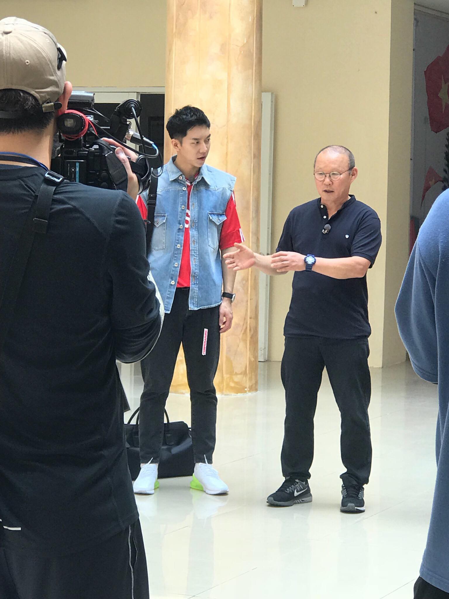 Ngộ Không Lee Seung Gi cuối cùng đã gặp HLV U23 Park Hang Seo, fan Việt miệt mài đợi dàn sao hot xứ Hàn - Ảnh 1. Ngộ Không Lee Seung Gi cuối cùng đã gặp HLV U23 Park Hang Seo, fan Việt miệt mài đợi dàn sao hot xứ Hàn - Ảnh 1.